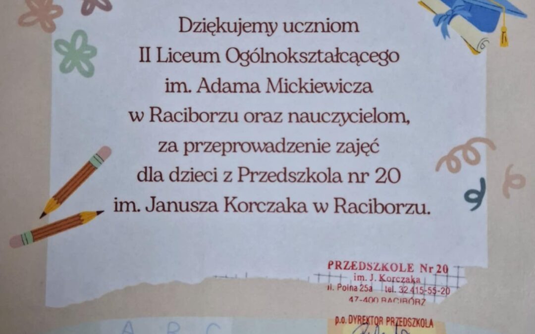 Muzykowanie wolontariuszy w przedszkolu