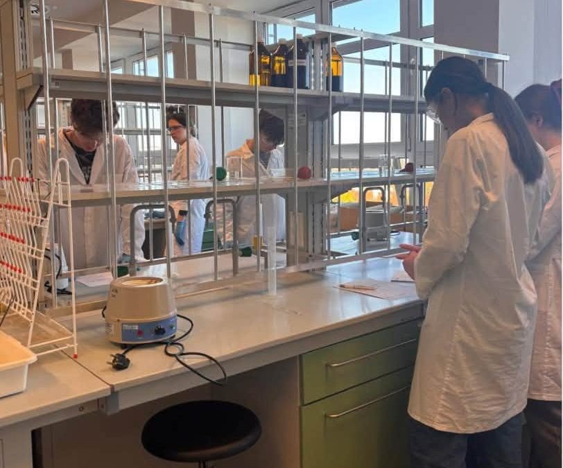 Chemia w praktyce – klasy 4d i 3a na Wydziale Chemii i Farmacji UO